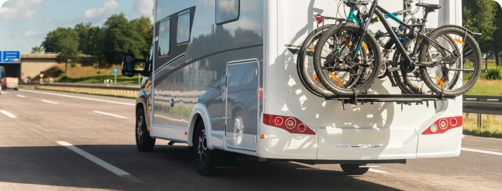 Husbil med cyklar på väg